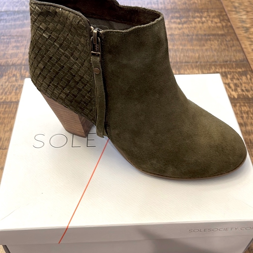 Heeled bootie, khaki, sz 9